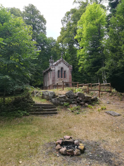 Vue arrière de la chapelle près du lac de la Maix