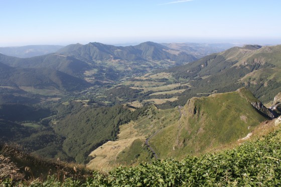 Vue d'une vallée glaciaire depuis la montée au Puy Mary