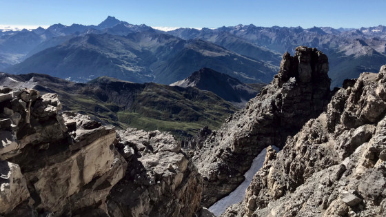 Vue sur la vire menant au sommet