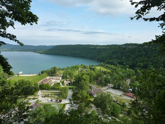 Vue sur le camping du lac de Chalain