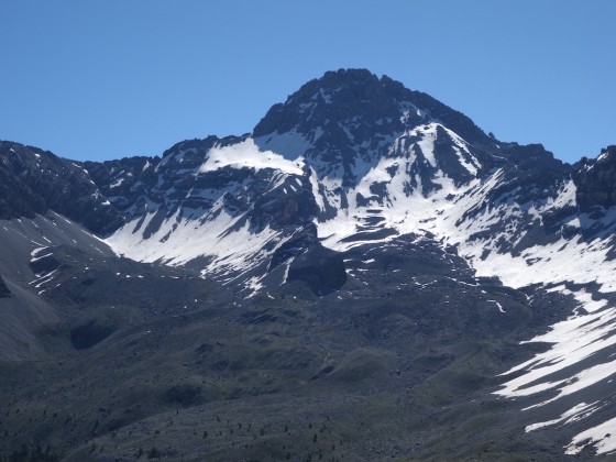 Zoom sur le Pic de Rochebrune, à sa droite le Col des Portes