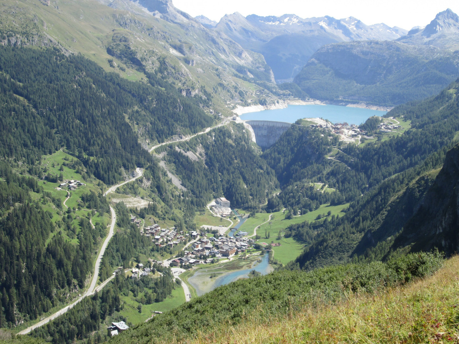 Le barrage du Chevril et le village des Brévières