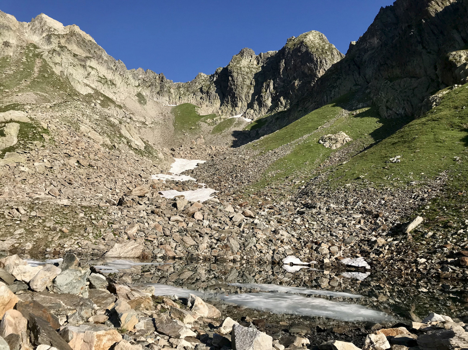 Le lac supérieur de la Valette et le col de la Valette