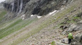 A la sortie de la barre rocheuse un seule trace évidente, celle qui va sous les cascades en direction du Col du Grand Marchet