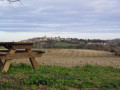 AIRE DE PIQUE-NIQUE AU CANONGES, VUE SUR LE VILLAGE DE VILLASAVARY