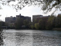 Anciennes usines désaffectées en bordure de Seine