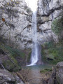 Au pied de la cascade