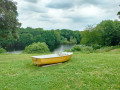 barque près du lac