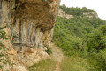 Beau passage longeant les rochers