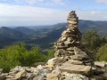 Cairn et vue dans la montée non loin du col de Bartouyre