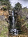 Cascade sur sentier descendant