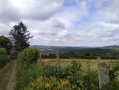 champs et vue sur le lac de pannecière