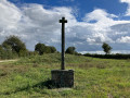 Croix à côté du chemin.