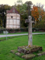 Croix et pigeonnier à Briantes