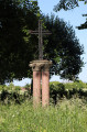 Croix posée sur deux piliers en marbre