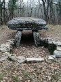 Dolmen du bois de Galtier, avec emplacement de la caselle (plus récente) à l'arrière.