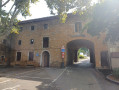 Entre la vieille ville et le parking public, le passage sous la voute.