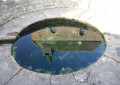 Fontaine de Floursies avec reflet dans l'eau