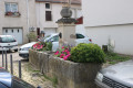 Fontaine de la place au bord de la rue du Faulx