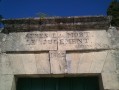 Fronton du cimetière de Salinelles