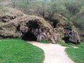 Grottes à côté de la La cascade des Tufs