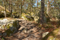 Joli chemin au milieu des rochers.