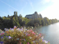 L'abbaye de Solesmes sous le pont