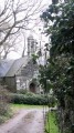 L'église Saint-Laurent dans son écrin de verdure un peu sauvage