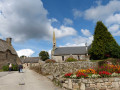 L'église Saint-Maudez, son enclos et les chaumières dans le bourg