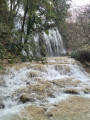 Vieux village perché et cascade d'Aubres