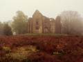 La chapelle, dans la brume