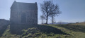 La chapelle depuis le plateau somital