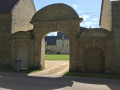 La porte d'entrée de la ferme-manoir de Cacharat