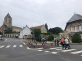 La salle Michel Cabieu et le clocher de l'église Saint-Samson