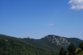 La tour de Batère sur son éperon rocheux.