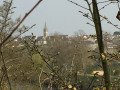 Le clocher de l'église de Fleury-sur-Orne vu de la passerelle sur l'Orne