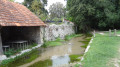 Les Eaux Bleues de Tavers et le dolmen la Pierre Tournante