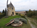 Le moulin à vent domine le village