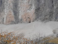 Le pierrier et l 'entrée de la grotte