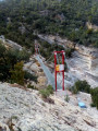 Le pont qui traverse la rivière et mène vers les passerelles de Montfalco