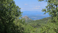 Le Rocher de Sampzon sur la gauche et le cirque de Gens sur la droite