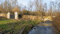 Le ru du Bréon et le mur d'enceinte du domaine du parc château de Fontenay