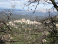 le village de Mimet telle une crèche avec la sainte victoire en fond