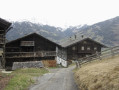 Les chalets au pied de l'église