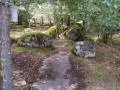 Les rochers en sous bois