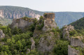 Les ruines de l'Ermitage vues du sentier