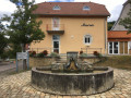 Mairie et fontaine à Villas-sous-Ecot