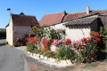 Massif de fleurs et girouette originale à Villiers