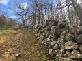 Long mur de pierres sèches