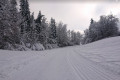 Passage dominée de chaque côté par des collines boisés.